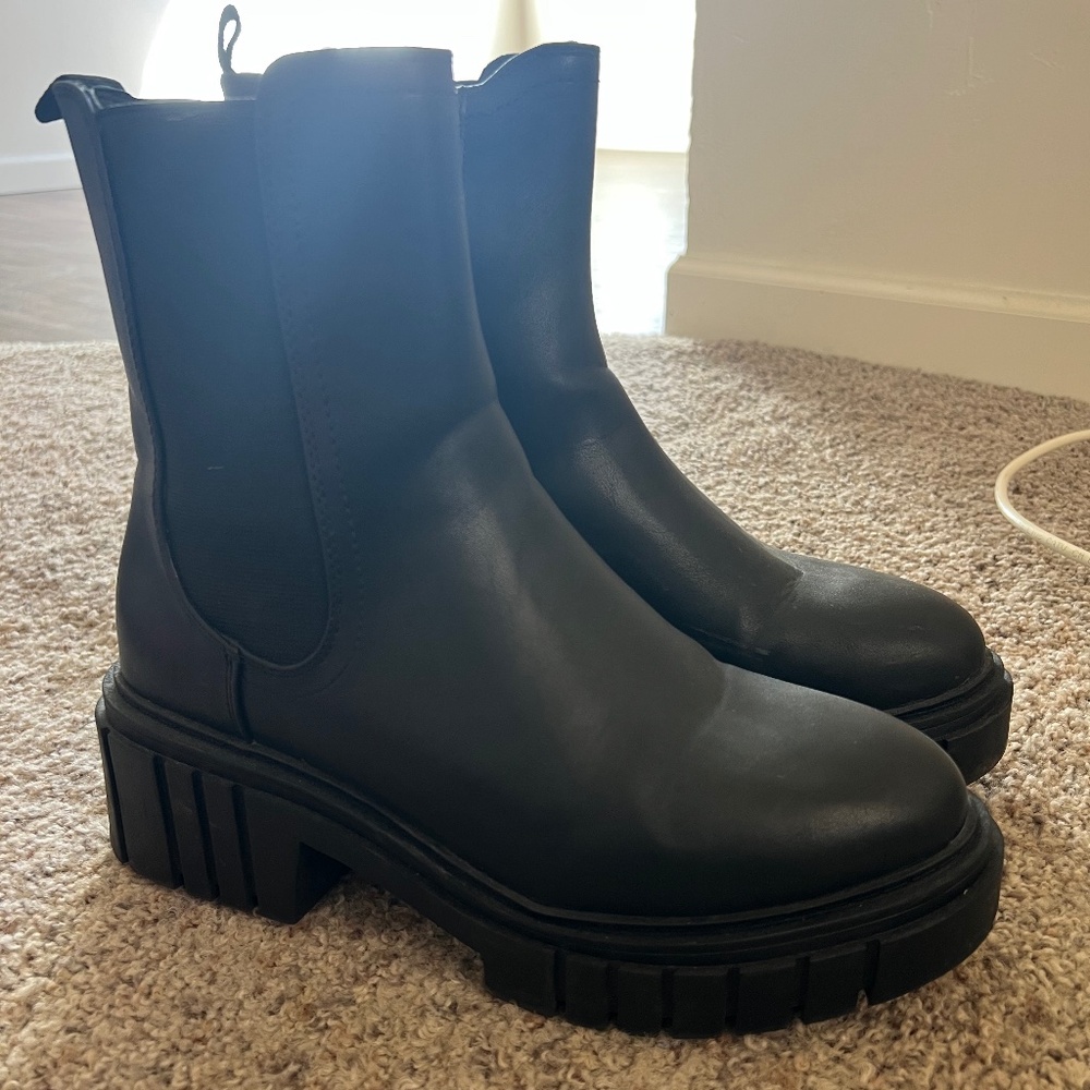 Very cutesy very demure faux leather black boots